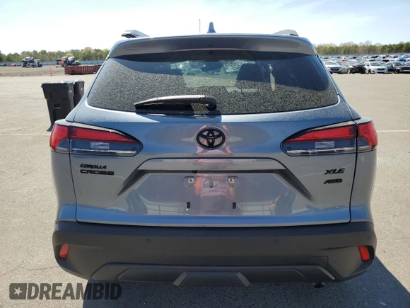 2022 Toyota Corolla Cross XLE z VIN 7MUDAABGXNV042300, wystawiony jako Copart lot #55034815 z przebiegiem 10 457 mil mil oraz Szkoda całkowita • Salvage title. Historia ofert i sprzedaży dostępna na DreamBid. Obrazek 6.