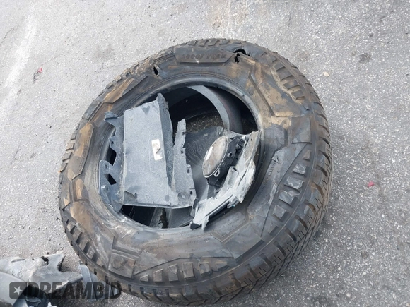 2024 Tesla Cybertruck z VIN 7G2CEHED5RA042424, wystawiony jako IAAI lot #41242343 z przebiegiem 1 222 mil mil oraz . Historia ofert i sprzedaży dostępna na DreamBid. Obrazek 12.