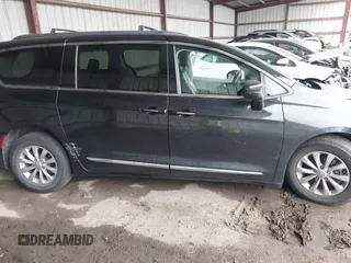 2018 Chrysler Pacifica Touring L z VIN 2C4RC1BG8JR211405, wystawiony jako IAAI lot #42301088 z przebiegiem 92 876 mil mil oraz . Historia ofert i sprzedaży dostępna na DreamBid. Obrazek 13.