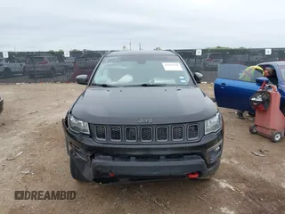 2019 Jeep Compass Trailhawk z VIN 3C4NJDDB5KT618149, wystawiony jako IAAI lot #41959320 z przebiegiem 99 795 mil mil oraz . Historia ofert i sprzedaży dostępna na DreamBid. Obrazek 12.