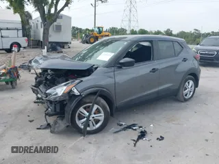 2022 Nissan Kicks S z VIN 3N1CP5BV3NL517739, wystawiony jako IAAI lot #42181025 z przebiegiem 26 087 mil mil oraz . Historia ofert i sprzedaży dostępna na DreamBid. Obrazek 2.