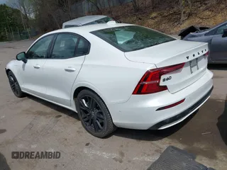 2024 Volvo S60 Plus Black Edition z VIN 7JRH60FH8RG290119, wystawiony jako IAAI lot #42177138 z przebiegiem 34 233 mil mil oraz . Historia ofert i sprzedaży dostępna na DreamBid. Obrazek 3.