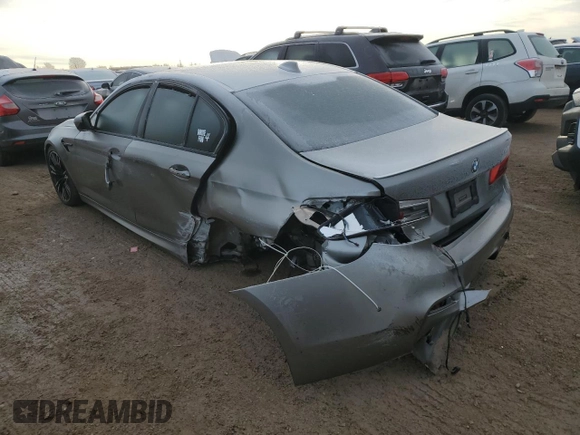 2018 BMW M5 z VIN WBSJF0C56JB282184, wystawiony jako Copart lot #87480414 z przebiegiem Nie podano mil oraz Szkody całkowita. Historia ofert i sprzedaży dostępna na DreamBid. Obrazek 2.