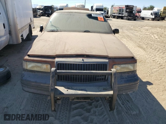 1997 Lincoln Town Car Executive z VIN 1LNLM81W0VY678786, wystawiony jako Copart lot #64906284 z przebiegiem Nie podano mil oraz Szkody całkowita. Historia ofert i sprzedaży dostępna na DreamBid. Obrazek 5.