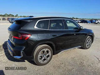 2024 BMW X1 xDrive28i z VIN WBX73EF08R5Y90826, wystawiony jako Copart lot #56059065 z przebiegiem 18 928 mil mil oraz Tytuł czysty. Historia ofert i sprzedaży dostępna na DreamBid. Obrazek 3.