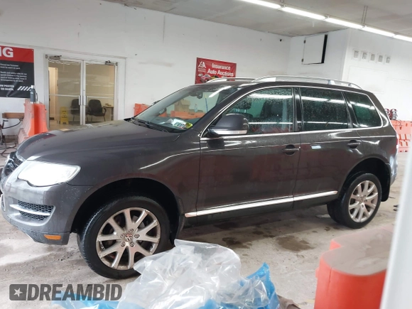 2010 Volkswagen Touareg VR6 z VIN WVGBF7A91AD002407, wystawiony jako IAAI lot #42369975 z przebiegiem 95 504 mil mil oraz . Historia ofert i sprzedaży dostępna na DreamBid. Obrazek 14.