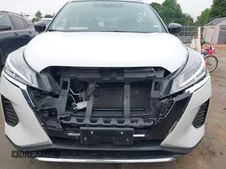 2023 Nissan Kicks SV z VIN 3N1CP5CV3PL563363, wystawiony jako IAAI lot #42714470 z przebiegiem 43 127 mil mil oraz . Historia ofert i sprzedaży dostępna na DreamBid. Obrazek 6.