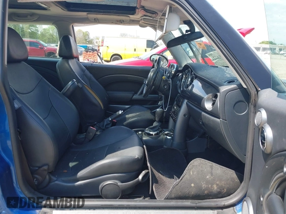 2006 MINI Hardtop with VIN WMWRC33596TJ75357, listed as a IAAI auction lot 42016124 with Not Provided miles and . Bid and sale history available at DreamBid. Image 5.
