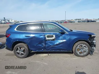 2025 BMW X1 xDrive28i z VIN WBX73EF01S5110817, wystawiony jako IAAI lot #41991160 z przebiegiem 1 287 mil mil oraz . Historia ofert i sprzedaży dostępna na DreamBid. Obrazek 14.
