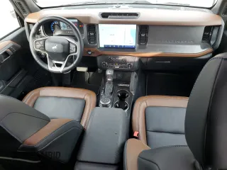 2024 Ford Bronco Outer Banks z VIN 1FMEE8BP1RLA50798, wystawiony jako Copart lot #54117355 z przebiegiem 8 182 mil mil oraz Szkoda całkowita • Salvage title. Historia ofert i sprzedaży dostępna na DreamBid. Obrazek 8.