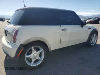 2006 MINI Hardtop z VIN WMWRC33506TJ73836, wystawiony jako Copart lot #57385905 z przebiegiem 105 592 mil mil oraz Szkoda całkowita • Salvage title. Historia ofert i sprzedaży dostępna na DreamBid. Obrazek 3.