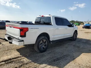 2022 Ford F-150 Lightning Pro z VIN 1FT6W1EV6NWG01209, wystawiony jako Copart lot #45301935 z przebiegiem 25 141 mil mil oraz Szkody całkowita. Historia ofert i sprzedaży dostępna na DreamBid. Obrazek 3.