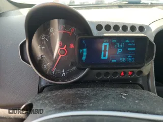 2016 Chevrolet Sonic LS z VIN 1G1JA5SH2G4101568, wystawiony jako Copart lot #57529175 z przebiegiem 56 780 mil mil oraz Szkoda całkowita • Salvage title. Historia ofert i sprzedaży dostępna na DreamBid. Obrazek 9.