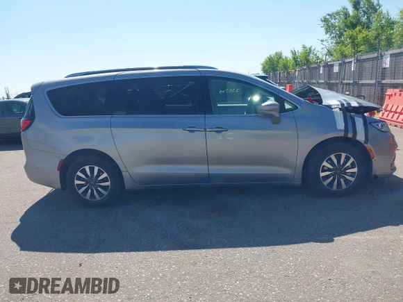 2021 Chrysler Pacifica Hybrid Touring L with VIN 2C4RC1L76MR594571, listed as a IAAI auction lot 40255745 with 58,163 mi miles and . Bid and sale history available at DreamBid. Image 13.