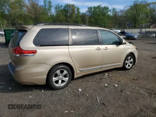2014 Toyota Sienna LE AAS z VIN 5TDKK3DC2ES444056, wystawiony jako Copart lot #54064405 z przebiegiem 146 550 mil mil oraz Szkoda całkowita • Salvage title. Historia ofert i sprzedaży dostępna na DreamBid. Obrazek 3.