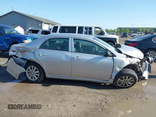 2010 Toyota Corolla z VIN 1NXBU4EE6AZ294311, wystawiony jako IAAI lot #42274105 z przebiegiem Nie podano mil oraz . Historia ofert i sprzedaży dostępna na DreamBid. Obrazek 14.