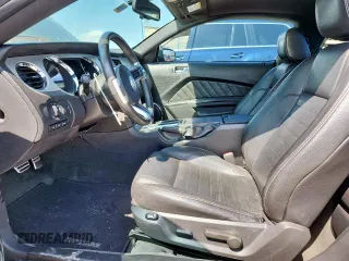 2012 Ford Mustang Premium z VIN 1ZVBP8AM3C5214411, wystawiony jako Copart lot #64656115 z przebiegiem 129 732 mil mil oraz Szkoda całkowita • Salvage title. Historia ofert i sprzedaży dostępna na DreamBid. Obrazek 7.