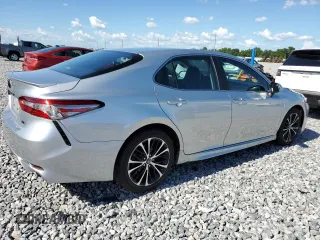 2018 Toyota Camry LE z VIN 4T1B11HK4JU053856, wystawiony jako Copart lot #61017095 z przebiegiem 134 977 mil mil oraz Szkoda całkowita • Salvage title. Historia ofert i sprzedaży dostępna na DreamBid. Obrazek 3.