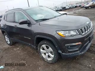 2020 Jeep Compass Latitude with VIN 3C4NJDBB3LT239719, listed as a IAAI auction lot 41929367 with 32,265 mi miles. Bid and sale history available at carsss.com. Image 1.