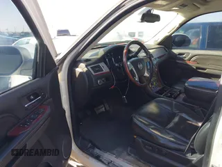2008 Cadillac Escalade with VIN 1GYEC63868R231682, listed as a IAAI auction lot 41192659 with 194,604 mi miles. Bid and sale history available at carsss.com. Image 5.