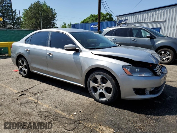 2013 Volkswagen Passat S z VIN 1VWAP7A31DC061392, wystawiony jako Copart lot #60318015 z przebiegiem 102 563 mil mil oraz Szkoda całkowita • Salvage title. Historia ofert i sprzedaży dostępna na DreamBid. Obrazek 4.