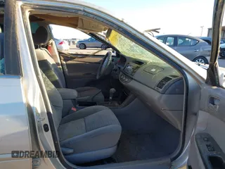 2005 Toyota Camry STD z VIN 4T1BE32K45U604821, wystawiony jako IAAI lot #41301920 z przebiegiem 124 596 mil mil oraz . Historia ofert i sprzedaży dostępna na DreamBid. Obrazek 5.