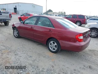 2002 Toyota Camry LE z VIN 4T1BE32K82U005531, wystawiony jako IAAI lot #41650283 z przebiegiem 328 259 mil mil oraz . Historia ofert i sprzedaży dostępna na DreamBid. Obrazek 3.