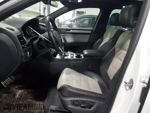 2017 Volkswagen Touareg Wolfsburg Edition z VIN WVGRF7BP7HD002143, wystawiony jako Copart lot #45328325 z przebiegiem 107 476 mil mil oraz Szkoda całkowita • Salvage title. Historia ofert i sprzedaży dostępna na DreamBid. Obrazek 7.