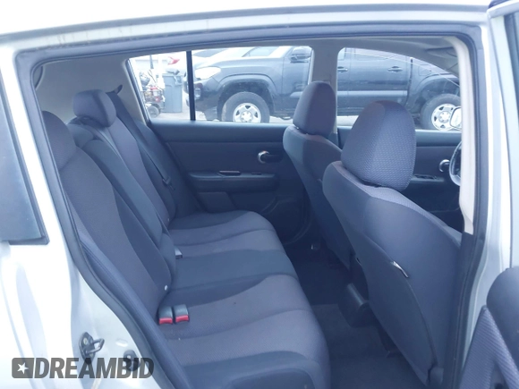 2007 Nissan Versa S z VIN 3N1BC13E47L369909, wystawiony jako IAAI lot #41831330 z przebiegiem 115 767 mil mil oraz . Historia ofert i sprzedaży dostępna na DreamBid. Obrazek 8.