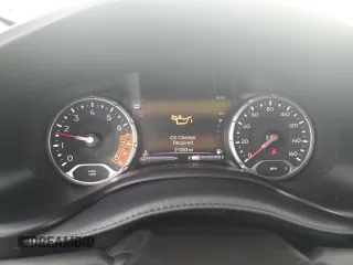 2022 Jeep Renegade Altitude z VIN ZACNJDE19NPN77457, wystawiony jako Copart lot #57131535 z przebiegiem 21 063 mil mil oraz Szkoda całkowita • Salvage title. Historia ofert i sprzedaży dostępna na DreamBid. Obrazek 9.