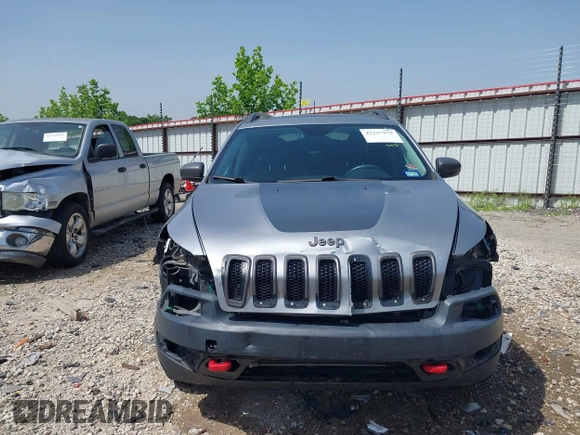 2017 Jeep Cherokee Trailhawk z VIN 1C4PJMBSXHW601720, wystawiony jako IAAI lot #42237975 z przebiegiem 92 239 mil mil oraz . Historia ofert i sprzedaży dostępna na DreamBid. Obrazek 6.
