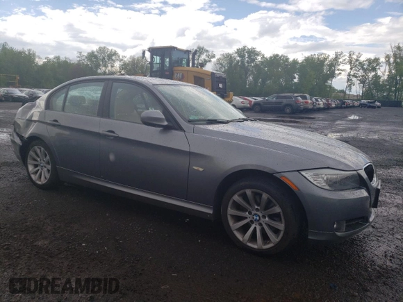 2011 BMW 3 Series 328i z VIN WBAPH7C52BE677190, wystawiony jako Copart lot #55494325 z przebiegiem 89 217 mil mil oraz Szkoda całkowita • Salvage title. Historia ofert i sprzedaży dostępna na DreamBid. Obrazek 4.
