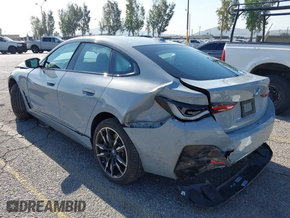 2024 BMW i4 M50 z VIN WBY33AW06RFS45489, wystawiony jako IAAI lot #41981614 z przebiegiem 35 713 mil mil oraz . Historia ofert i sprzedaży dostępna na DreamBid. Obrazek 3.