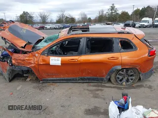 2015 Jeep Cherokee Trailhawk z VIN 1C4PJMBS9FW750858, wystawiony jako IAAI lot #41741305 z przebiegiem Nie podano mil oraz . Historia ofert i sprzedaży dostępna na DreamBid. Obrazek 14.