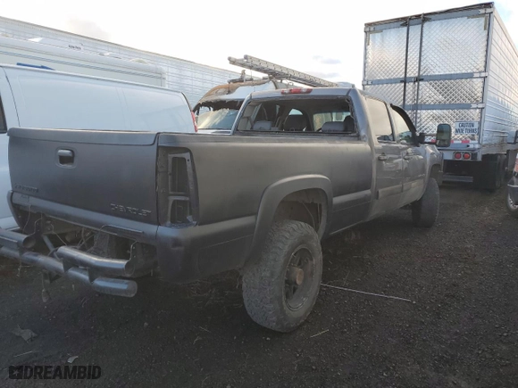 2008 Chevrolet Silverado 3500HD SRW LT w/1LT with VIN 1GCHK33638F220983, listed as a Copart auction lot 76046144 with 338,817 mi miles and Salvage Title. Bid and sale history available at carsss.com. Image 3.