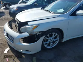 2013 Nissan Maxima SV z VIN 1N4AA5AP0DC821880, wystawiony jako IAAI lot #42222182 z przebiegiem 134 622 mil mil oraz . Historia ofert i sprzedaży dostępna na DreamBid. Obrazek 13.