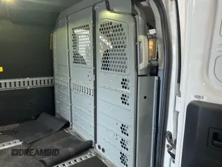 2017 Ford Transit z VIN 1FTYE1ZM1HKA12366, wystawiony jako IAAI lot #42501054 z przebiegiem 199 105 mil mil oraz . Historia ofert i sprzedaży dostępna na DreamBid. Obrazek 18.
