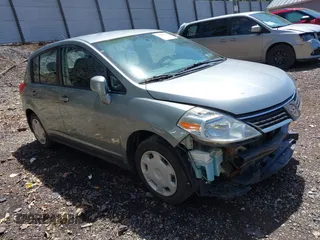 2009 Nissan Versa S z VIN 3N1BC13E19L455441, wystawiony jako IAAI lot #42148367 z przebiegiem 106 182 mil mil oraz . Historia ofert i sprzedaży dostępna na DreamBid. Obrazek 1.