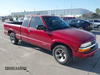 2002 Chevrolet S-10 LS with VIN 1GCCS19W528257387, listed as a IAAI auction lot 41772237 with 86,244 mi miles. Bid and sale history available at carsss.com. Image 1.
