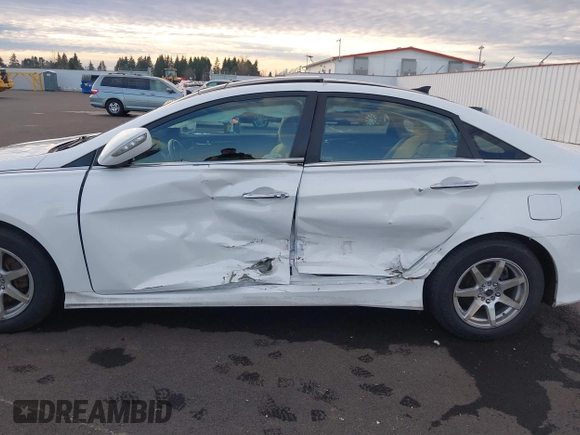 2014 Hyundai Sonata SE with VIN 5NPEC4AC5EH880717, listed as a IAAI auction lot 41275243 with 145,577 mi miles and . Bid and sale history available at DreamBid. Image 6.