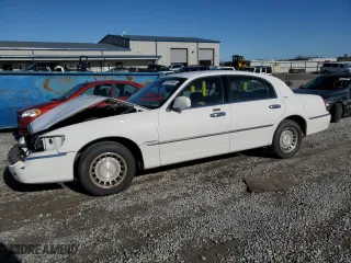 2002 Lincoln Town Car Executive with VIN 1LNHM81WX2Y667652, listed as a Copart auction lot 83873954 with 163,918 mi miles and Salvage Title. Bid and sale history available at carsss.com. Image 1.