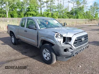 2018 Toyota Tacoma SR z VIN 5TFRX5GNXJX125176, wystawiony jako IAAI lot #42257481 z przebiegiem 99 418 mil mil oraz . Historia ofert i sprzedaży dostępna na DreamBid. Obrazek 1.