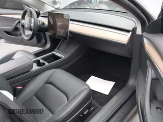 2023 Tesla Model 3 z VIN 5YJ3E1EAXPF403095, wystawiony jako IAAI lot #42151764 z przebiegiem 17 872 mil mil oraz . Historia ofert i sprzedaży dostępna na DreamBid. Obrazek 5.