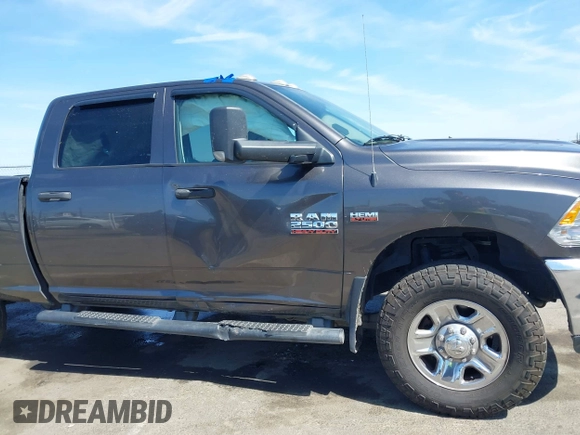 2015 Ram 2500 Tradesman z VIN 3C6TR5CT5FG528294, wystawiony jako IAAI lot #42374966 z przebiegiem Nie podano mil oraz . Historia ofert i sprzedaży dostępna na DreamBid. Obrazek 6.