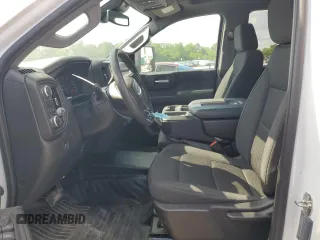 2024 GMC Sierra 3500HD Pro z VIN 1GT49SEY2RF143785, wystawiony jako Copart lot #58079414 z przebiegiem 82 402 mil mil oraz Szkody całkowita. Historia ofert i sprzedaży dostępna na DreamBid. Obrazek 7.