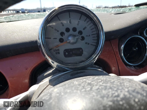 2005 MINI Convertible z VIN WMWRF33585TF62541, wystawiony jako Copart lot #49868625 z przebiegiem Nie podano mil oraz Szkoda całkowita • Salvage title. Historia ofert i sprzedaży dostępna na DreamBid. Obrazek 9.