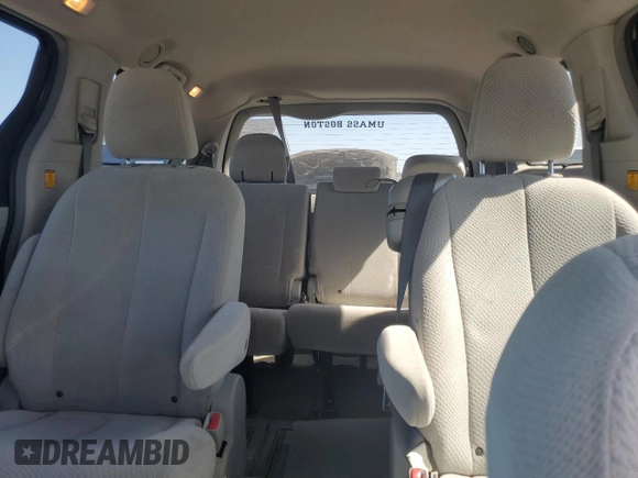 2013 Toyota Sienna LE AAS z VIN 5TDKK3DC5DS327389, wystawiony jako Copart lot #62218155 z przebiegiem 144 954 mil mil oraz Czysty tytuł • Clean title. Historia ofert i sprzedaży dostępna na DreamBid. Obrazek 10.