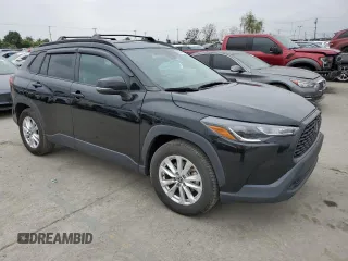2022 Toyota Corolla Cross LE z VIN 7MUBAABG2NV007483, wystawiony jako Copart lot #55647665 z przebiegiem 43 699 mil mil oraz Szkody całkowita. Historia ofert i sprzedaży dostępna na DreamBid. Obrazek 4.