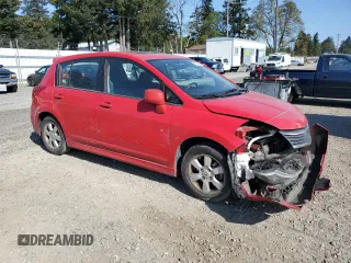 2009 Nissan Versa S z VIN 3N1BC13E19L410760, wystawiony jako Copart lot #55303895 z przebiegiem 84 014 mil mil oraz Szkoda całkowita • Salvage title. Historia ofert i sprzedaży dostępna na DreamBid. Obrazek 4.