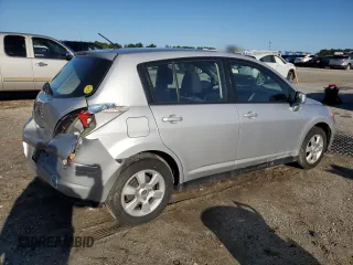 2009 Nissan Versa S z VIN 3N1BC13E89L408407, wystawiony jako Copart lot #49131445 z przebiegiem 116 707 mil mil oraz Szkoda całkowita • Salvage title. Historia ofert i sprzedaży dostępna na DreamBid. Obrazek 3.